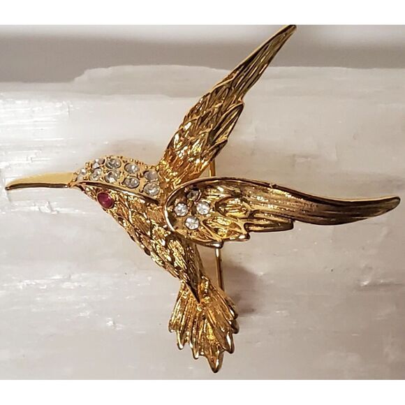 VTG Brooch Hummingbird Flying Detail Pin Gold Tone Clear Rhinestones Red Eye Pin - Picture 2 of 10